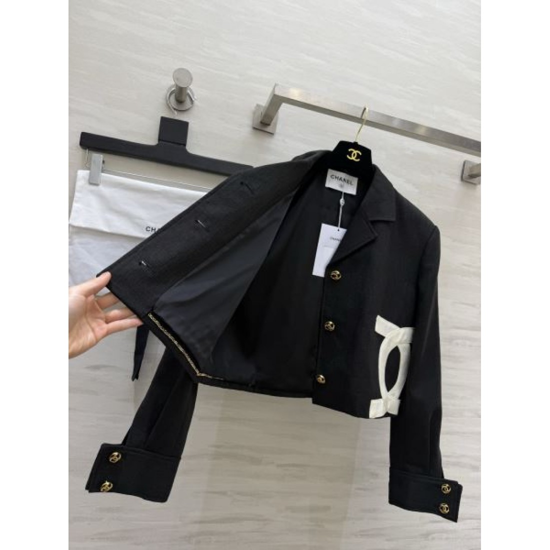 大胆ロゴを効かせた CHANEL シャネル コピー クロップドブレザー メタルボタン ウエストアクセント