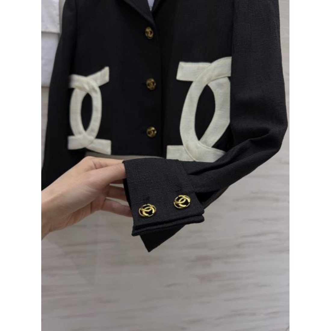 大胆ロゴを効かせた CHANEL シャネル コピー クロップドブレザー メタルボタン ウエストアクセント