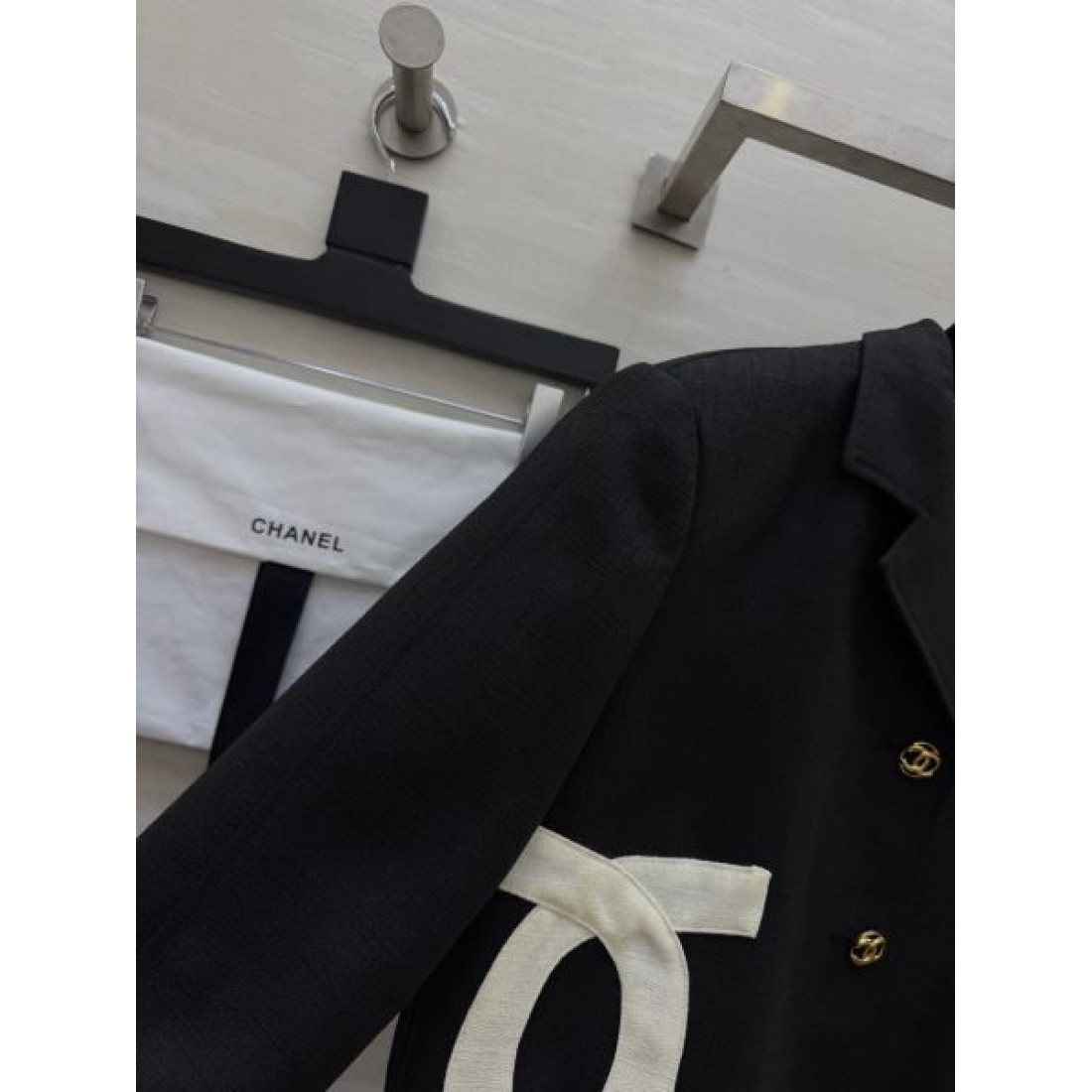大胆ロゴを効かせた CHANEL シャネル コピー クロップドブレザー メタルボタン ウエストアクセント