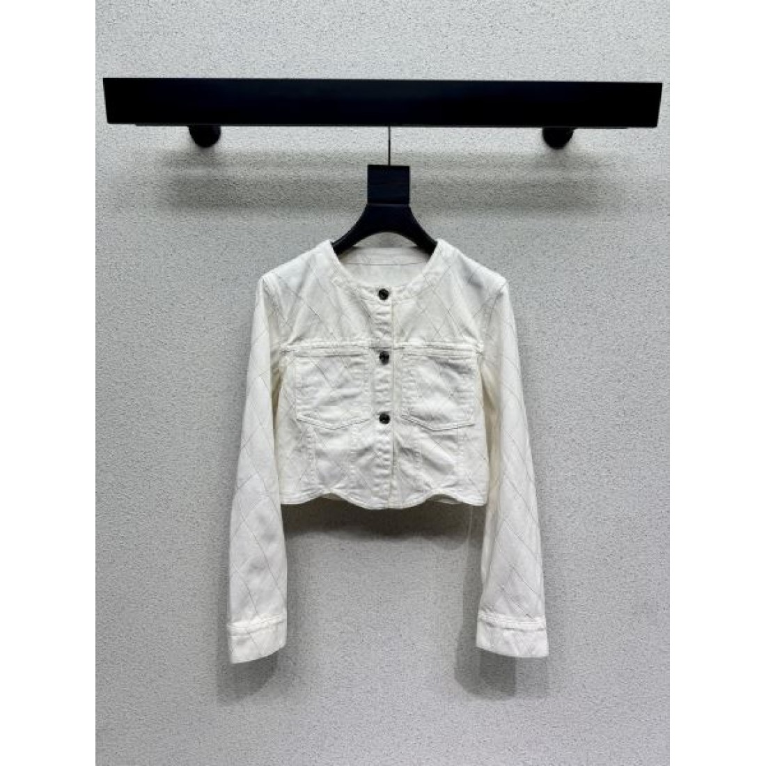 ウォッシュ感を楽しむ CHANEL シャネル コピー ショートブルゾン ノーカラー仕立て デニムテクスチャー