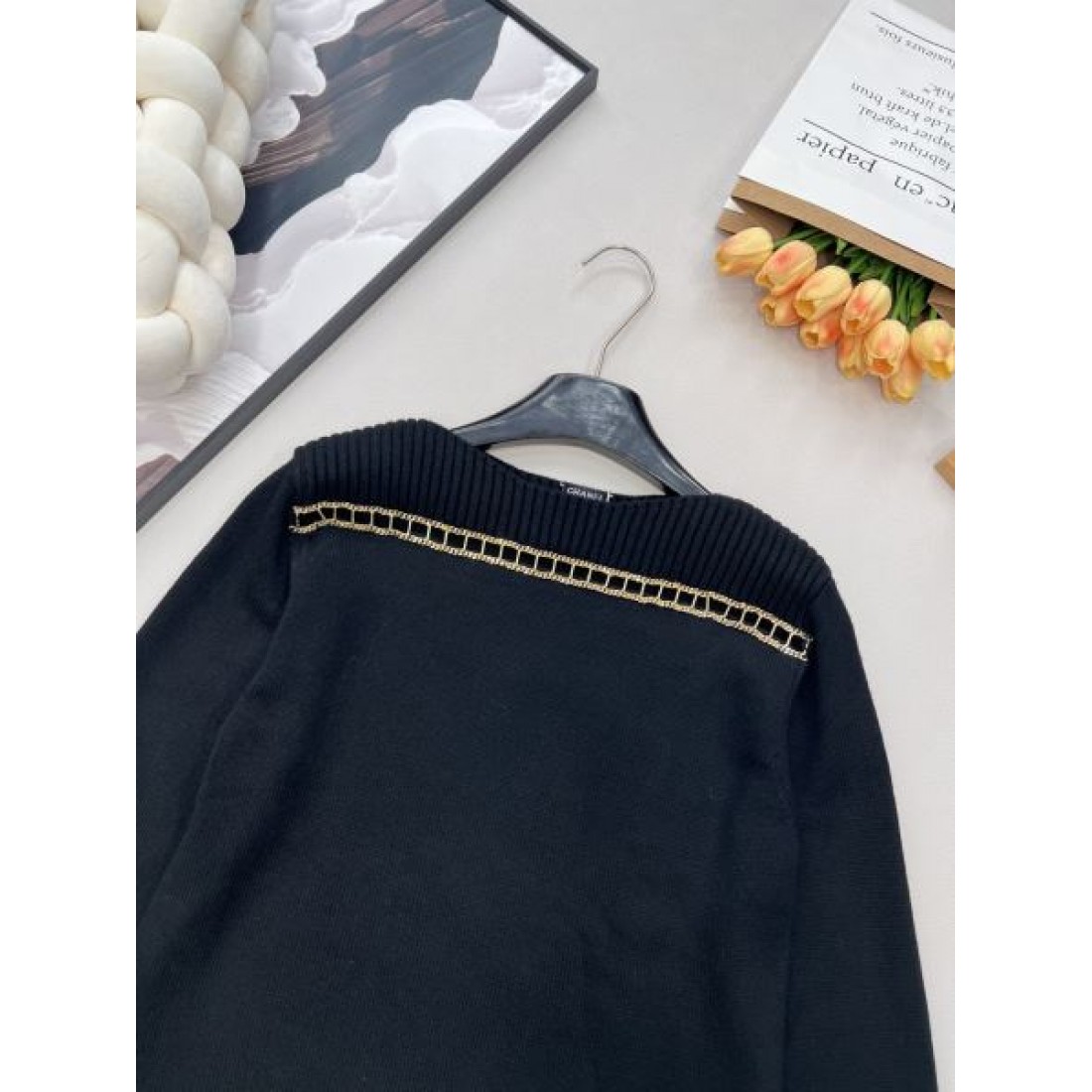 ブレード装飾が映える CHANEL シャネル コピー ニットトップス ショルダーライン ミニロゴ仕立て