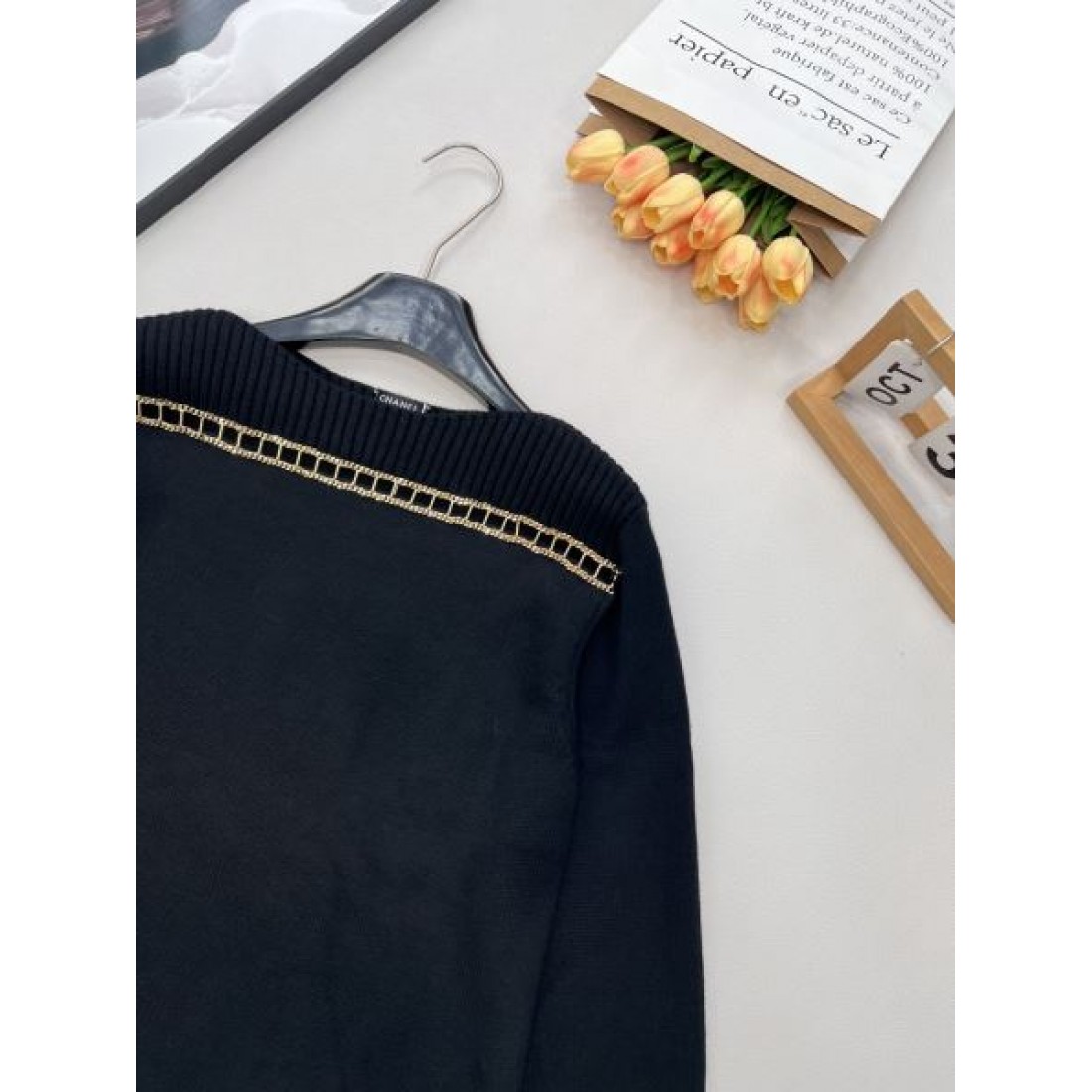 ブレード装飾が映える CHANEL シャネル コピー ニットトップス ショルダーライン ミニロゴ仕立て