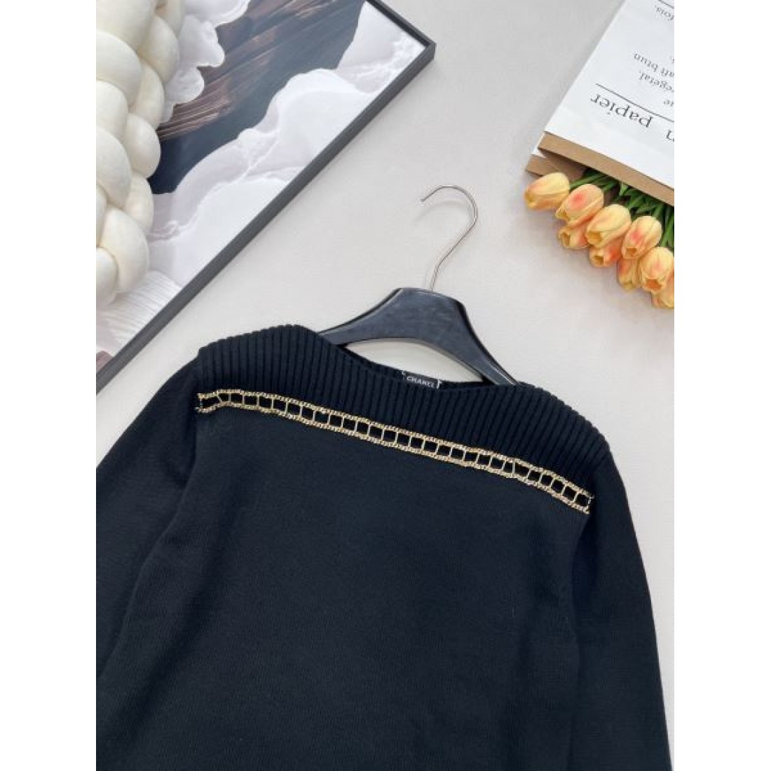 ブレード装飾が映える CHANEL シャネル コピー ニットトップス ショルダーライン ミニロゴ仕立て