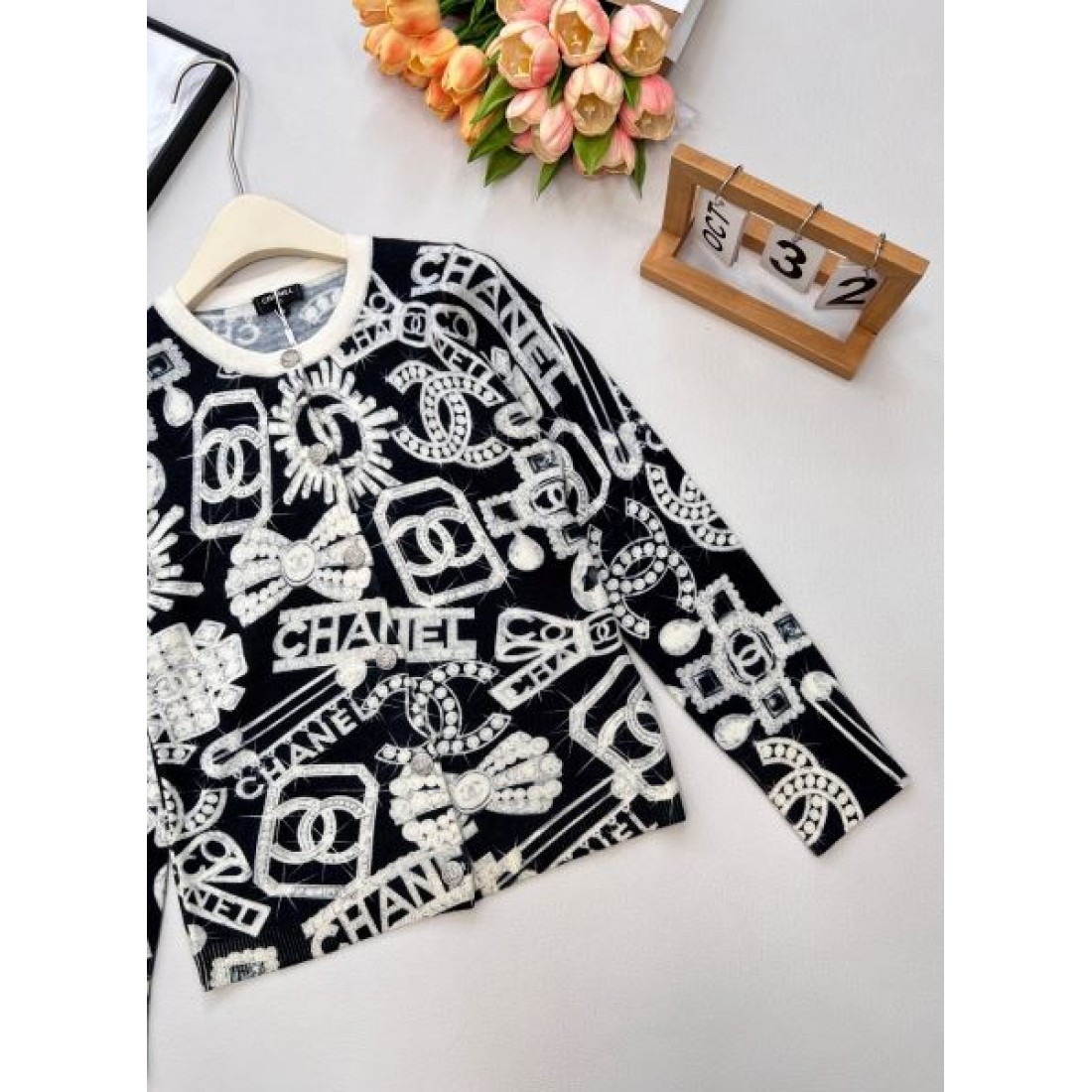 アートコラージュ CHANEL シャネル コピー 長袖セーター レタリング＆シンボル柄 モードニット