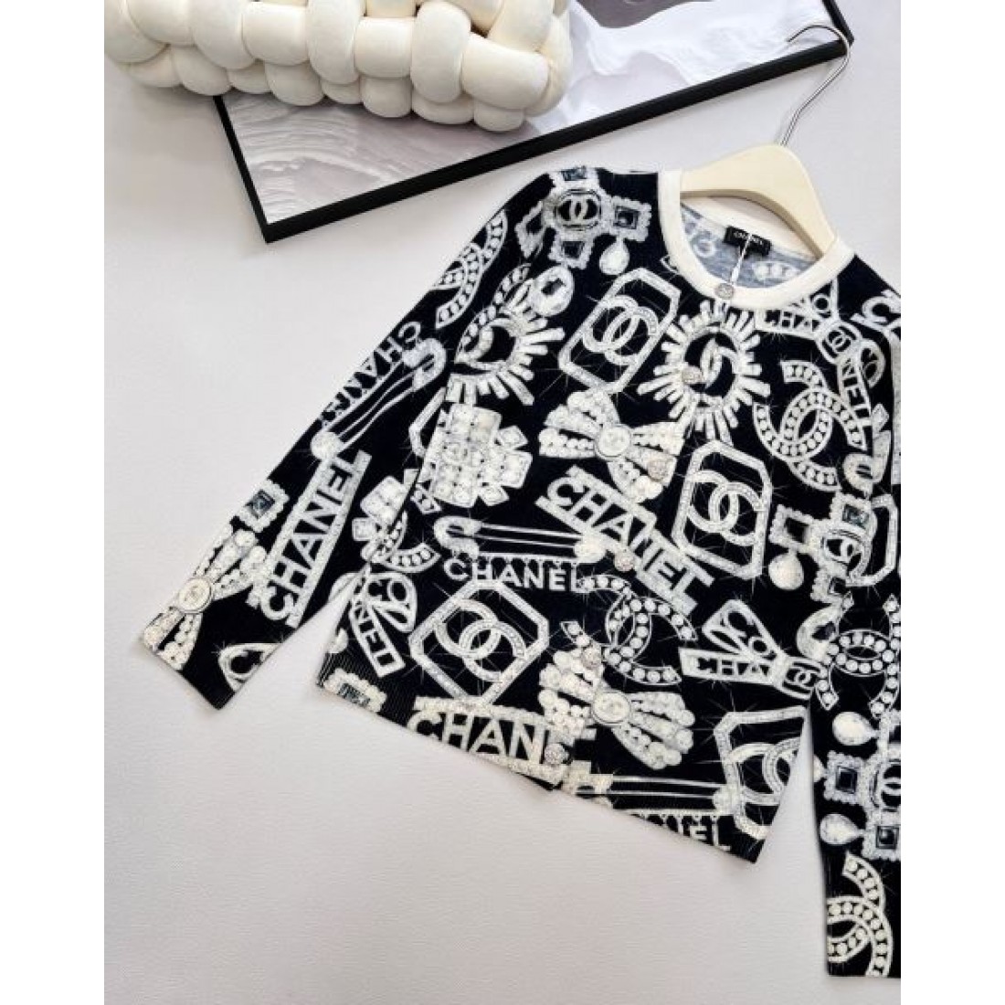 アートコラージュ CHANEL シャネル コピー 長袖セーター レタリング＆シンボル柄 モードニット
