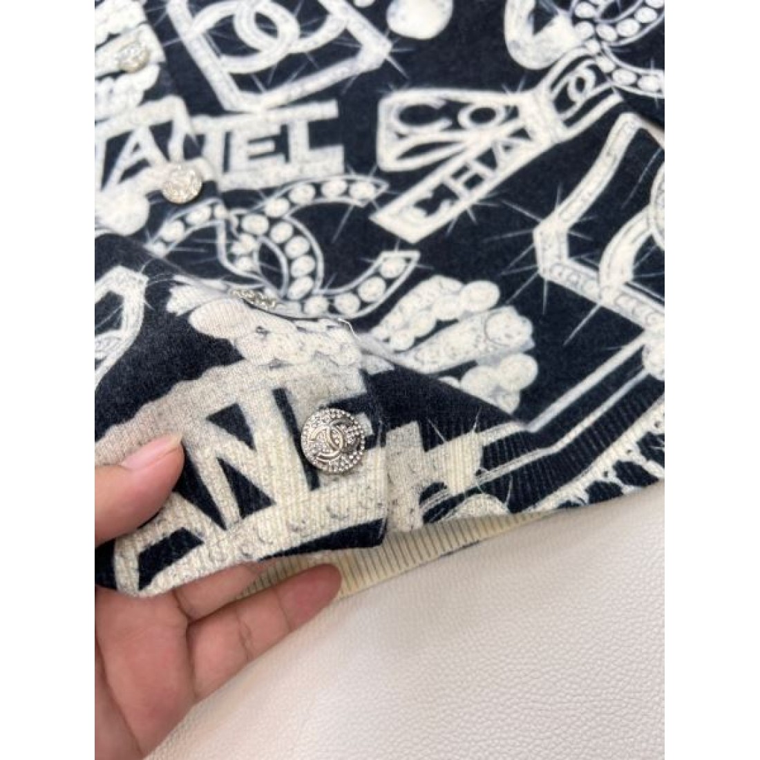 アートコラージュ CHANEL シャネル コピー 長袖セーター レタリング＆シンボル柄 モードニット
