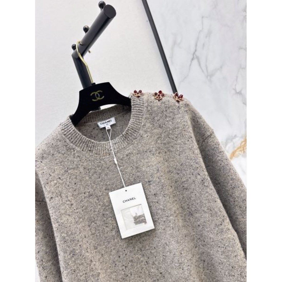 さりげない装飾が映える CHANEL シャネル コピー 長袖ニット リブ仕立て 端正シルエット