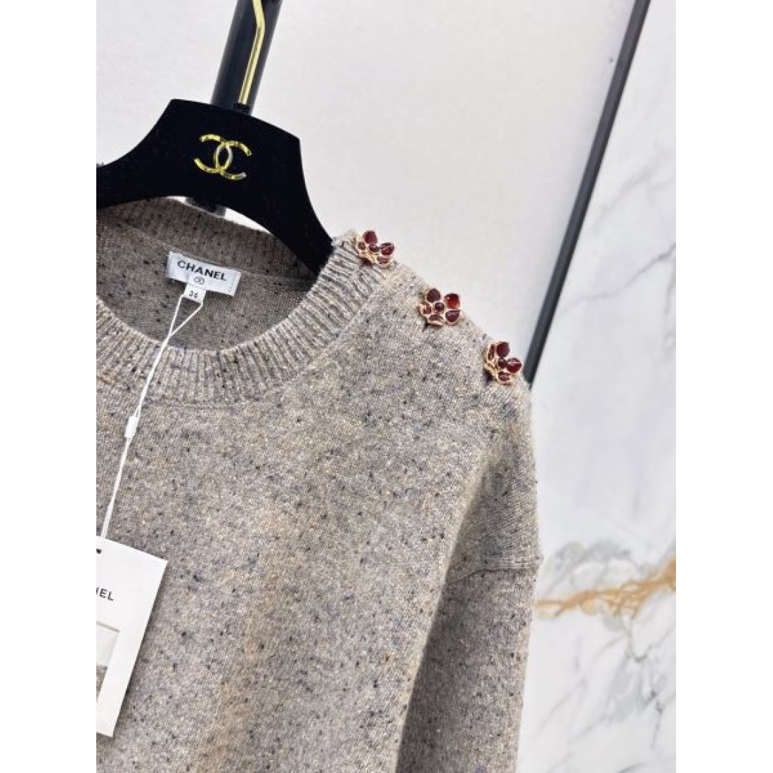さりげない装飾が映える CHANEL シャネル コピー 長袖ニット リブ仕立て 端正シルエット
