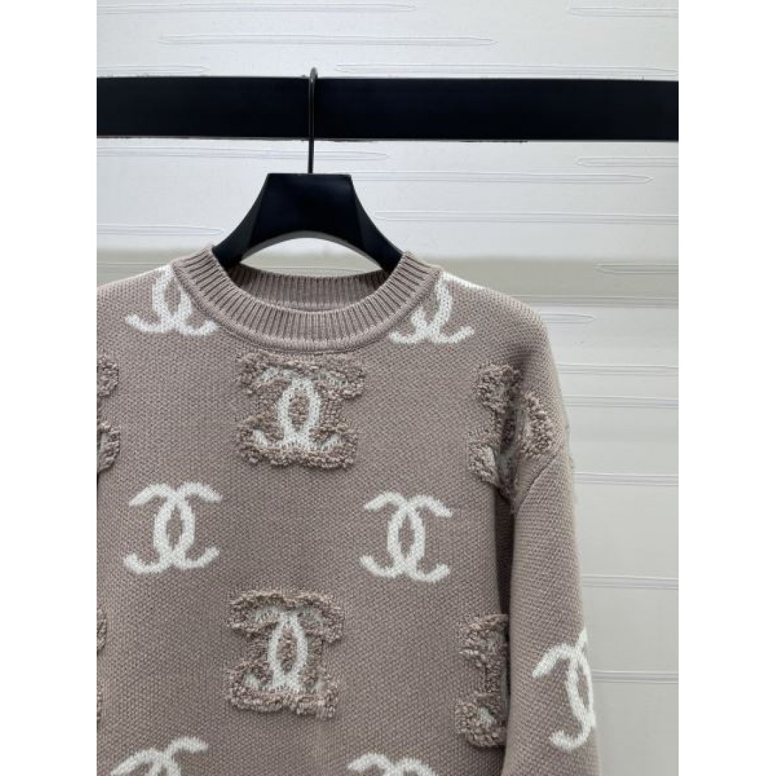 総柄ロゴが映える CHANEL シャネル コピー レディース ニットトップス CCモチーフ リブ仕立て