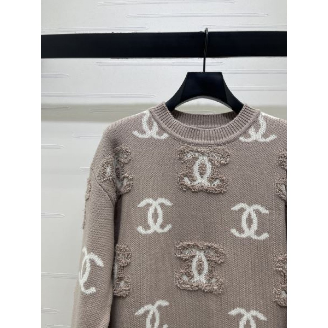 総柄ロゴが映える CHANEL シャネル コピー レディース ニットトップス CCモチーフ リブ仕立て