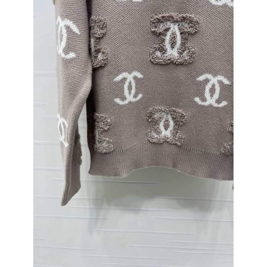 総柄ロゴが映える CHANEL シャネル コピー レディース ニットトップス CCモチーフ リブ仕立て