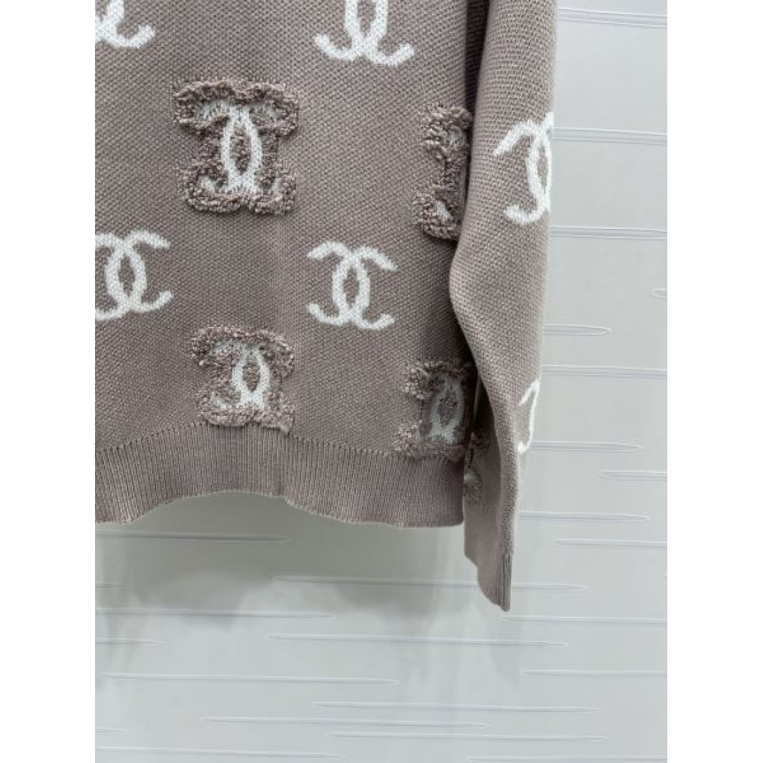 総柄ロゴが映える CHANEL シャネル コピー レディース ニットトップス CCモチーフ リブ仕立て