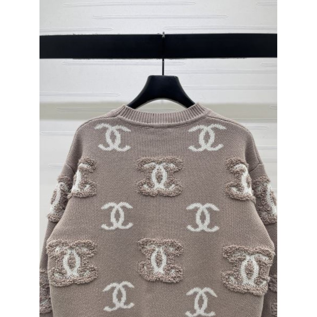 総柄ロゴが映える CHANEL シャネル コピー レディース ニットトップス CCモチーフ リブ仕立て
