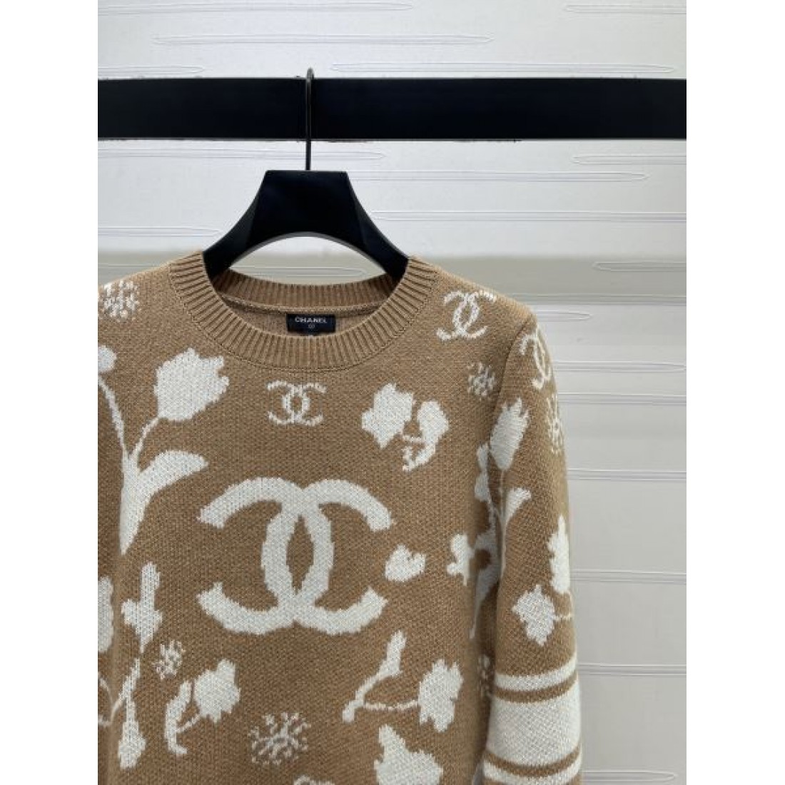 モチーフ編みが映える CHANEL シャネル コピー 長袖プルオーバー アイコン柄 ミックスパターン モードな装い