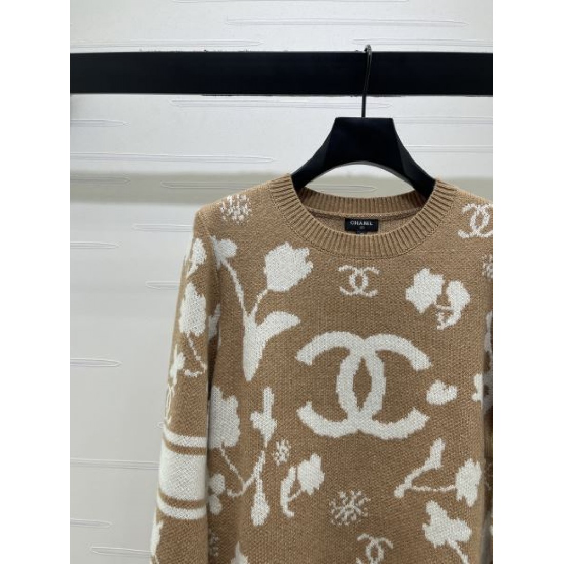 モチーフ編みが映える CHANEL シャネル コピー 長袖プルオーバー アイコン柄 ミックスパターン モードな装い