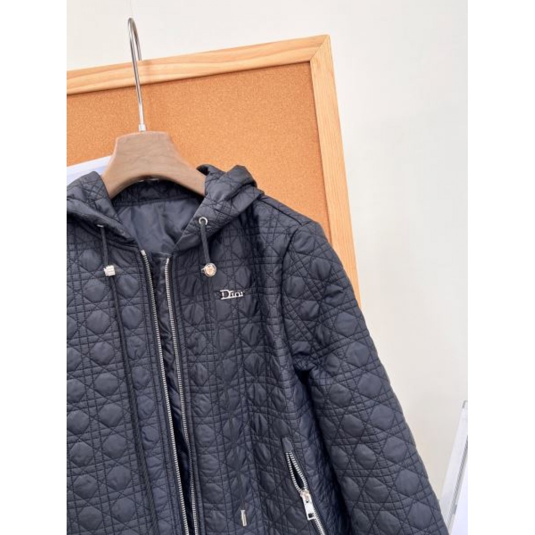 立体キルト仕立て DIOR ディオール コピー フーデッドジャケット ドローコード仕様 軽快ショートライン