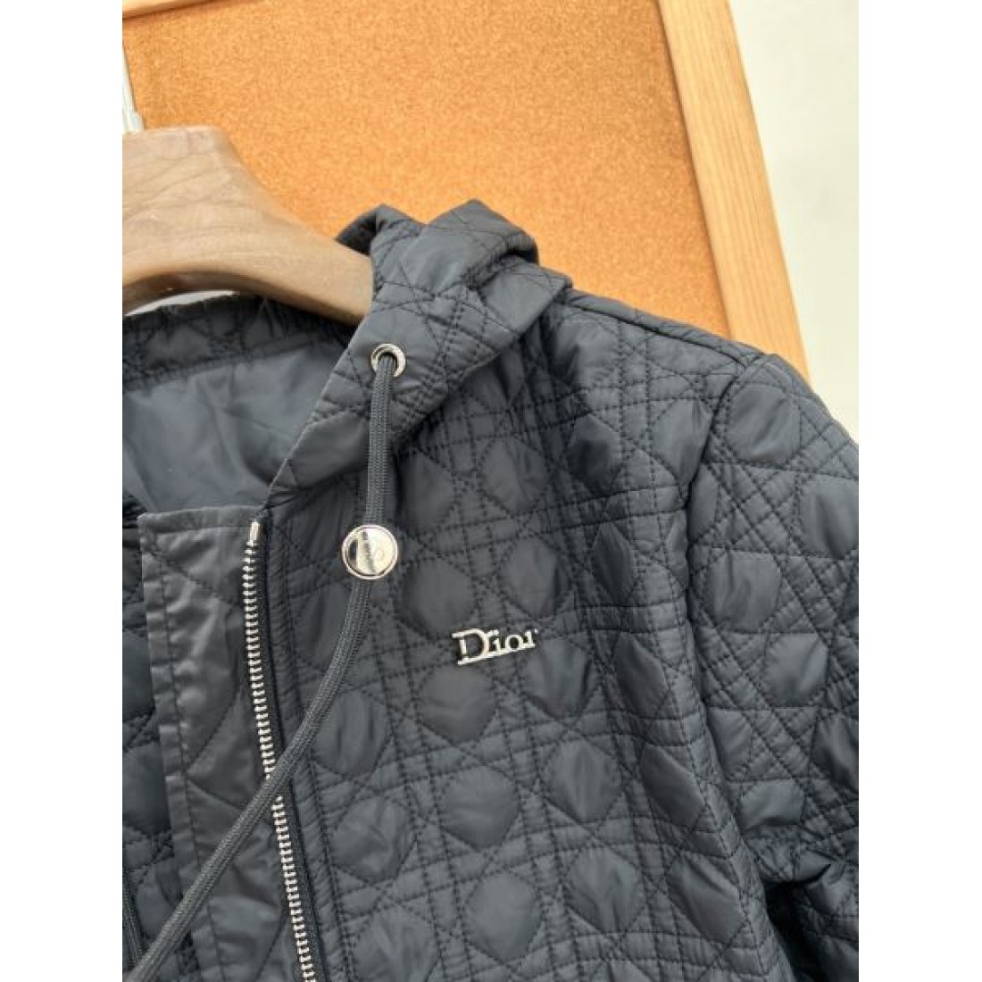 立体キルト仕立て DIOR ディオール コピー フーデッドジャケット ドローコード仕様 軽快ショートライン