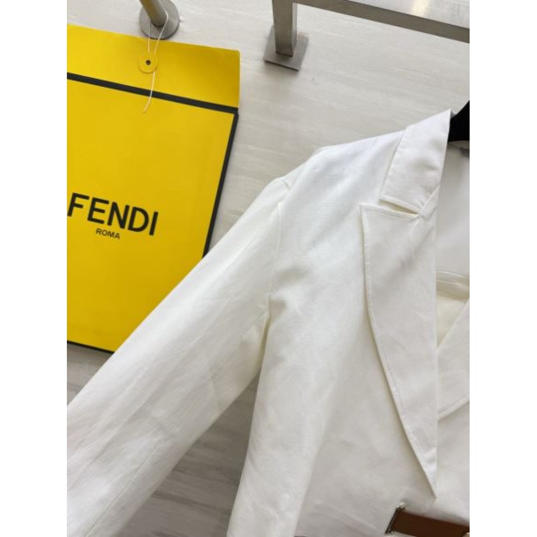 ウエストマークが映える FENDI フェンディ コピー テーラードブルゾン メタルバックル 端正なシルエット