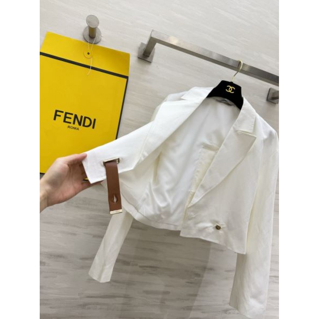 ウエストマークが映える FENDI フェンディ コピー テーラードブルゾン メタルバックル 端正なシルエット