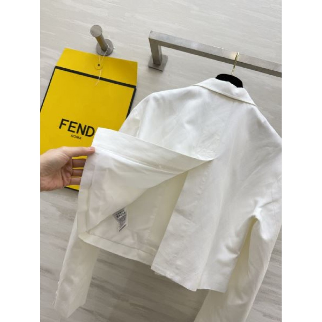 ウエストマークが映える FENDI フェンディ コピー テーラードブルゾン メタルバックル 端正なシルエット
