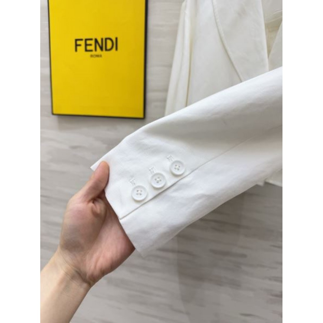ウエストマークが映える FENDI フェンディ コピー テーラードブルゾン メタルバックル 端正なシルエット