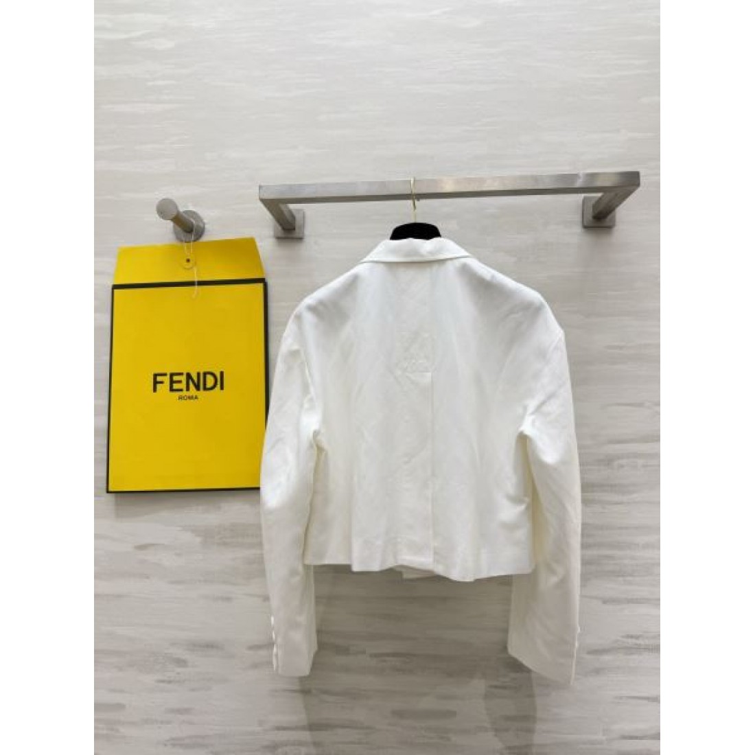 ウエストマークが映える FENDI フェンディ コピー テーラードブルゾン メタルバックル 端正なシルエット