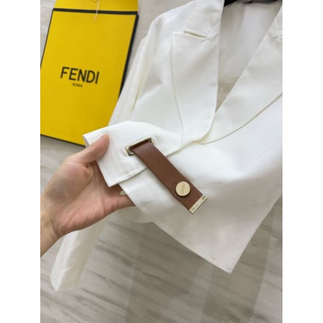 ウエストマークが映える FENDI フェンディ コピー テーラードブルゾン メタルバックル 端正なシルエット
