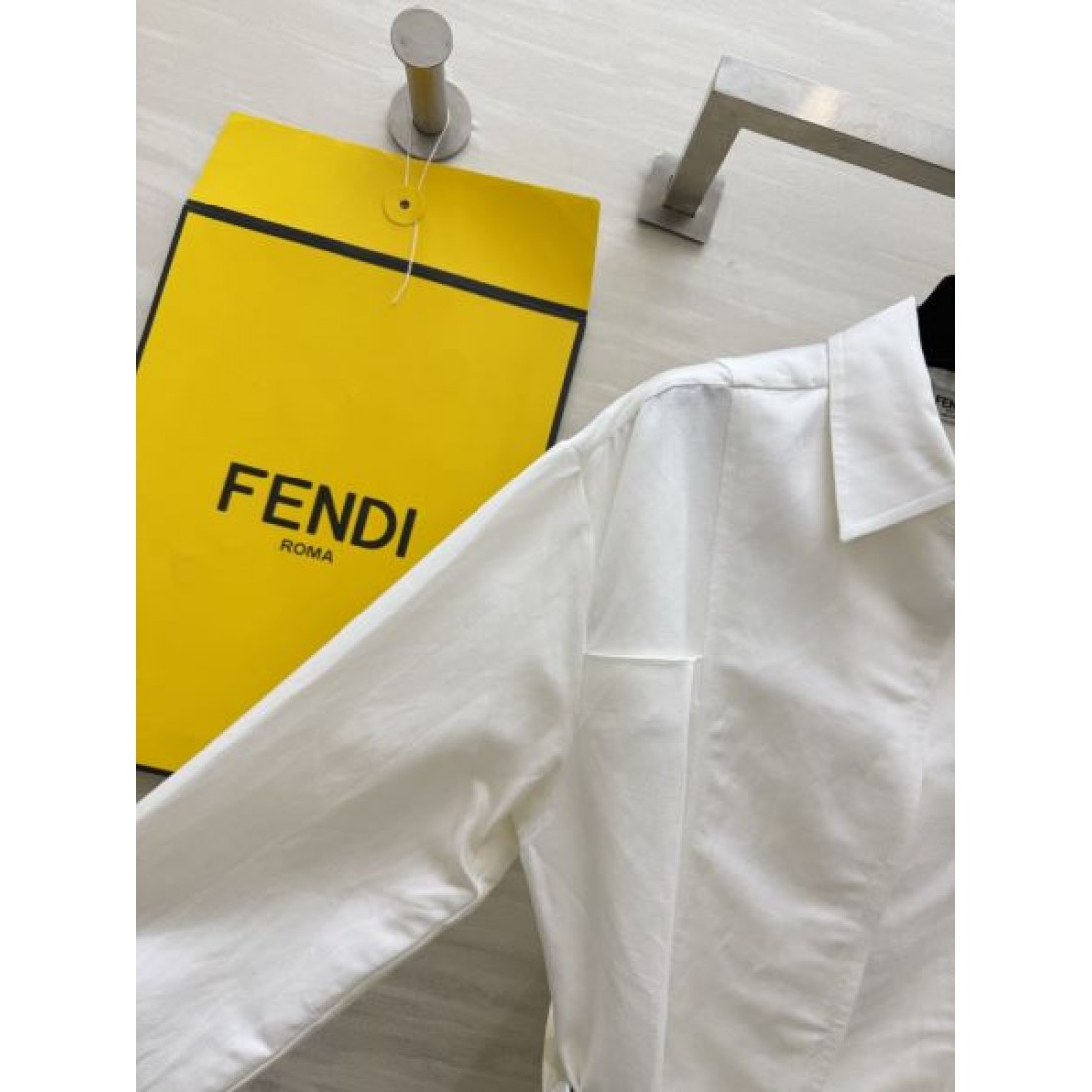 注目度急伸 FENDI コピー レディース シャツワンピース チェーンベルト ウエストマーク 洗練シルエット