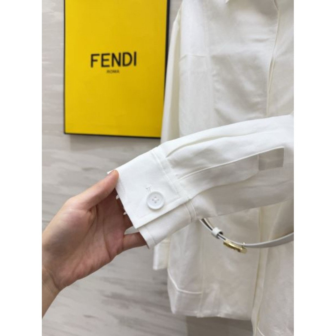 注目度急伸 FENDI コピー レディース シャツワンピース チェーンベルト ウエストマーク 洗練シルエット