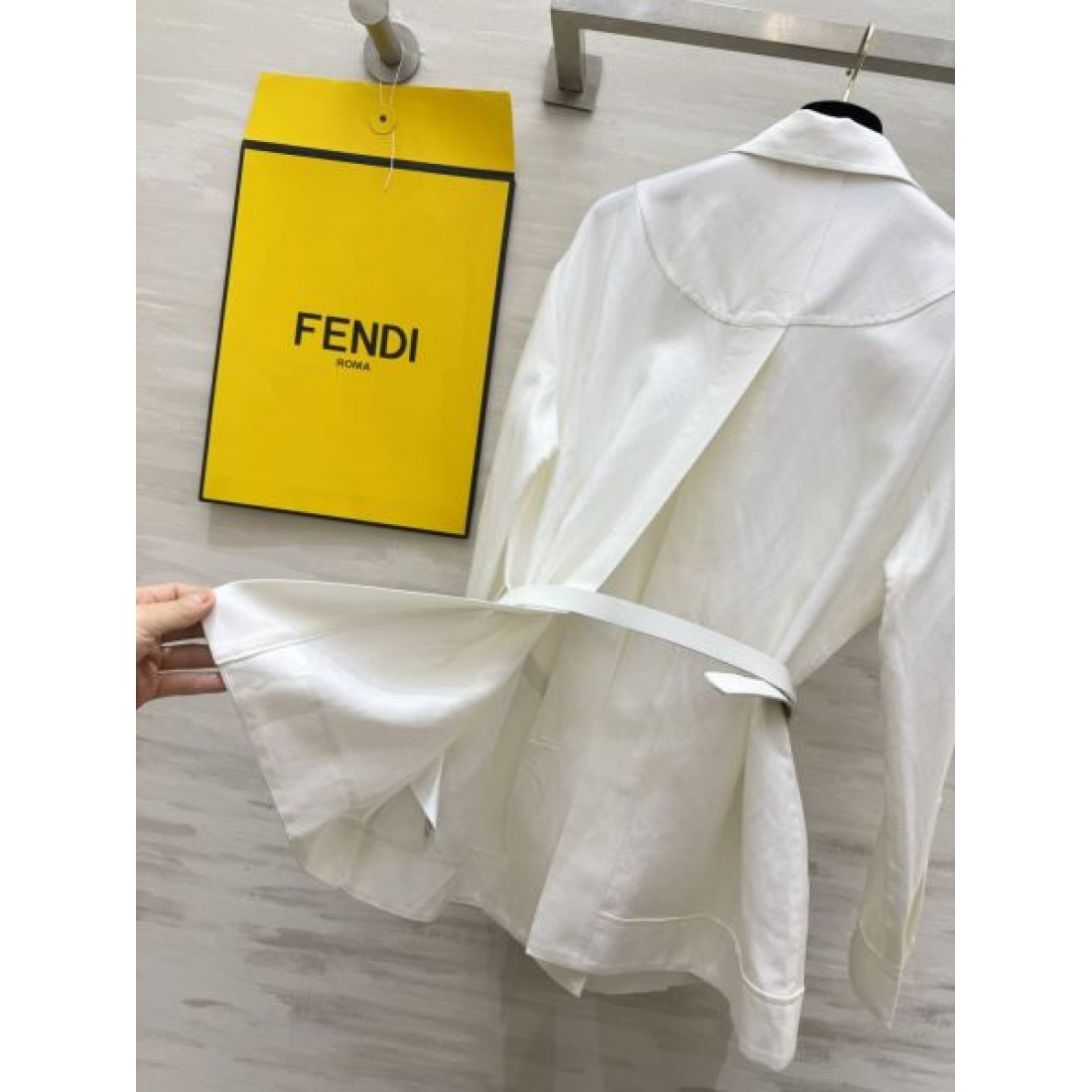 注目度急伸 FENDI コピー レディース シャツワンピース チェーンベルト ウエストマーク 洗練シルエット