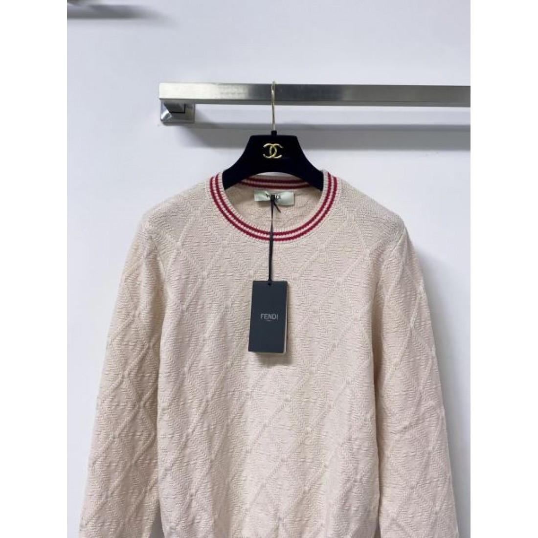 素材感際立つ FENDI コピー ニットセーター 配色ネック ローゲージ風 こなれシルエット