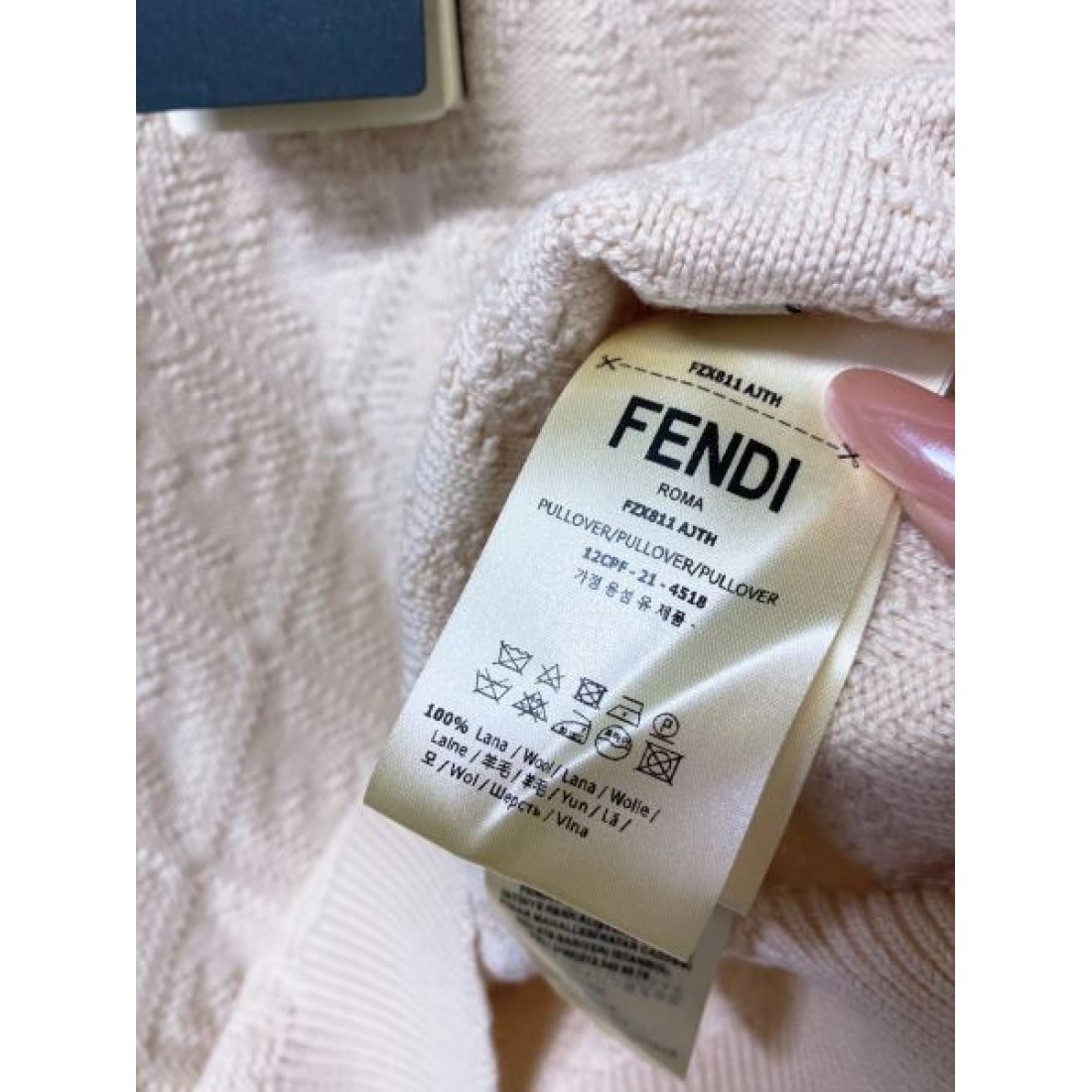 素材感際立つ FENDI コピー ニットセーター 配色ネック ローゲージ風 こなれシルエット