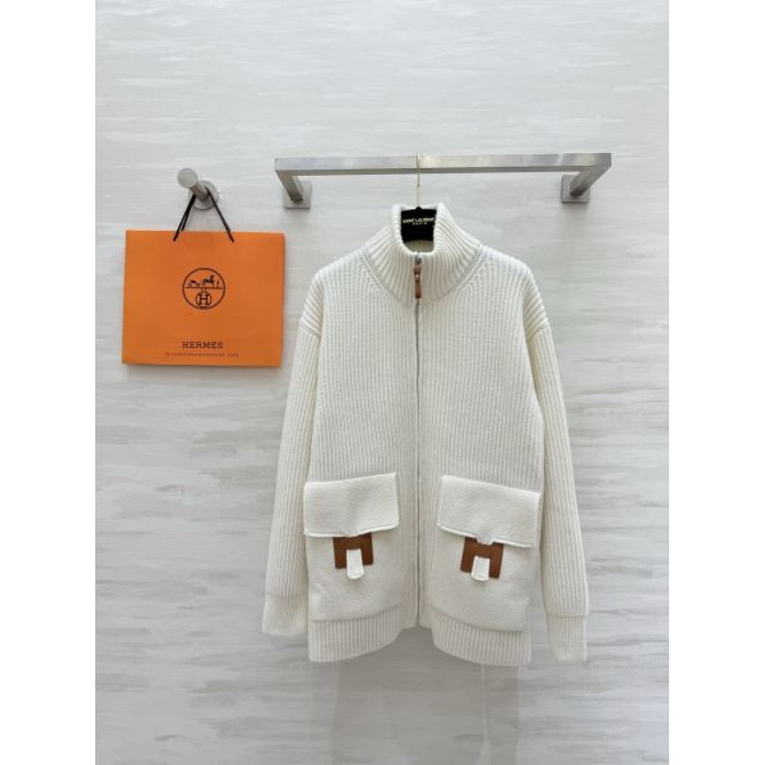 注目度急伸 HERMÈS コピー レディース ジップニットジャケット Hモチーフポケット 端正シルエット