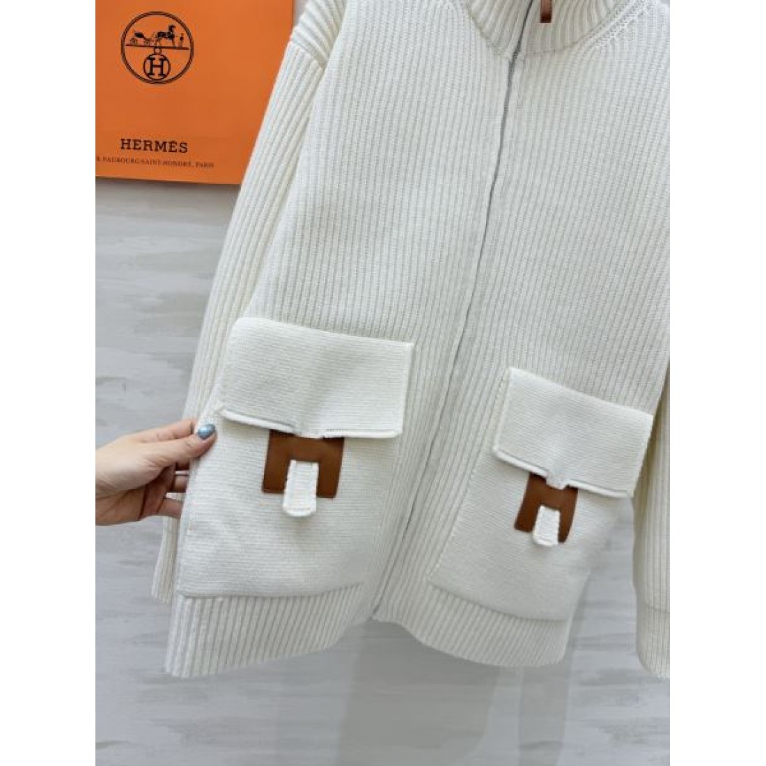 注目度急伸 HERMÈS コピー レディース ジップニットジャケット Hモチーフポケット 端正シルエット
