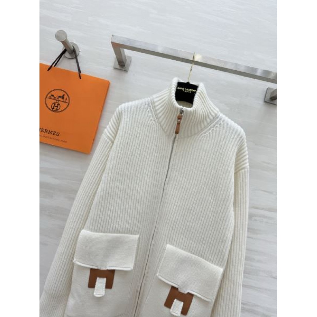 注目度急伸 HERMÈS コピー レディース ジップニットジャケット Hモチーフポケット 端正シルエット