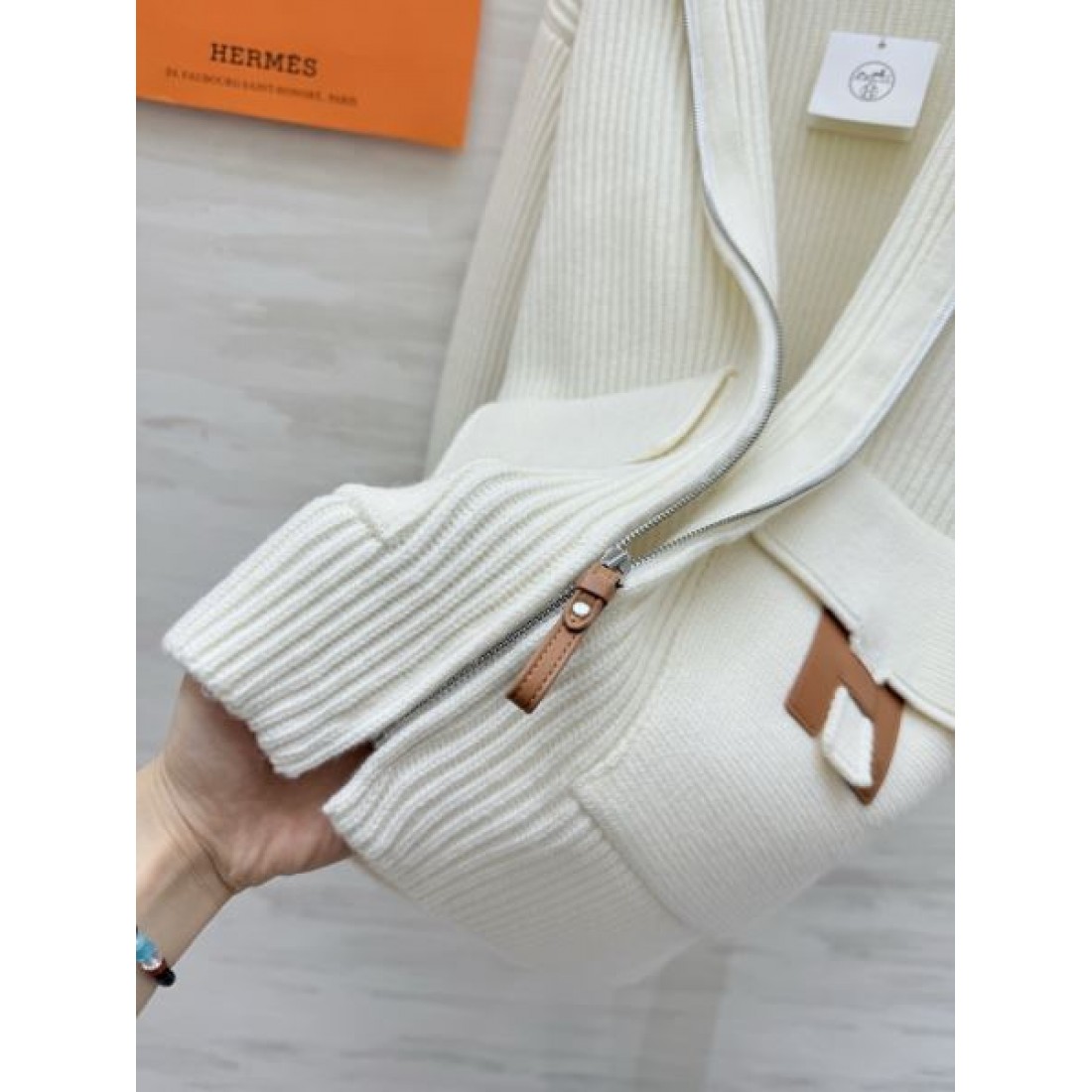 注目度急伸 HERMÈS コピー レディース ジップニットジャケット Hモチーフポケット 端正シルエット