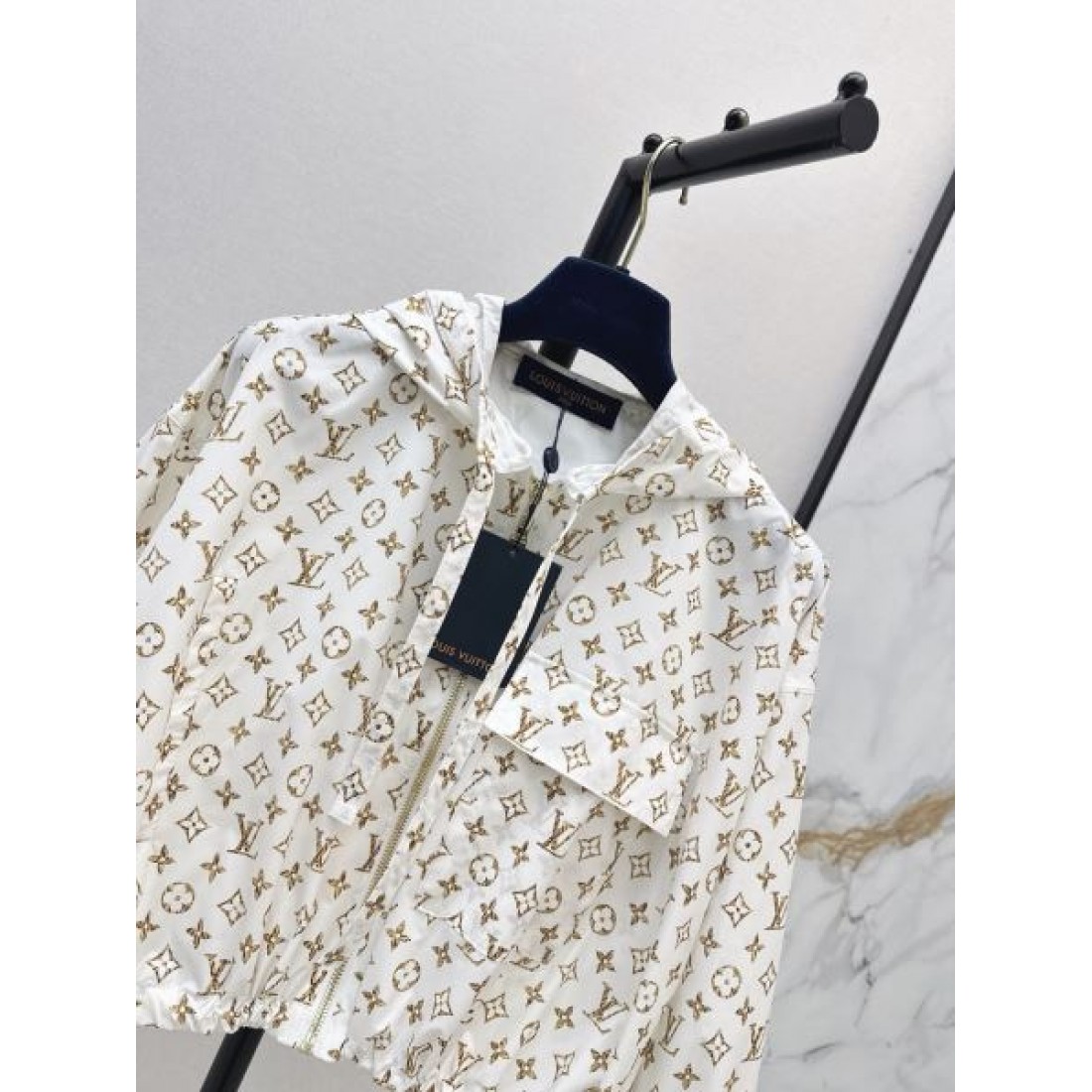 人気上昇 LOUIS VUITTON ルイヴィトン コピー レディース ライトジャケット アイコニック総柄 コンパクトシルエット