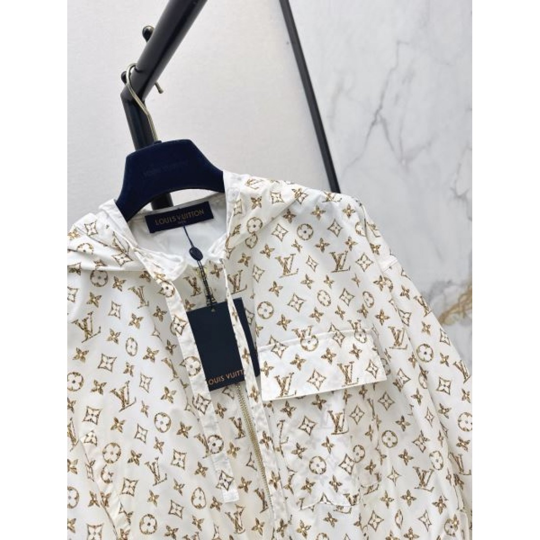 人気上昇 LOUIS VUITTON ルイヴィトン コピー レディース ライトジャケット アイコニック総柄 コンパクトシルエット