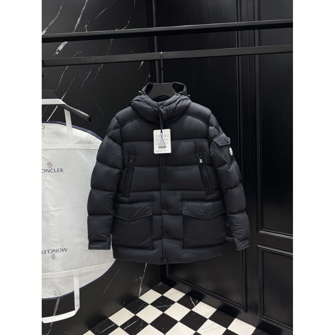 ブラック ロングシルエット ウィンターアウター MONCLER モンクレール コピー フーデッドダウン アーバンカジュアル