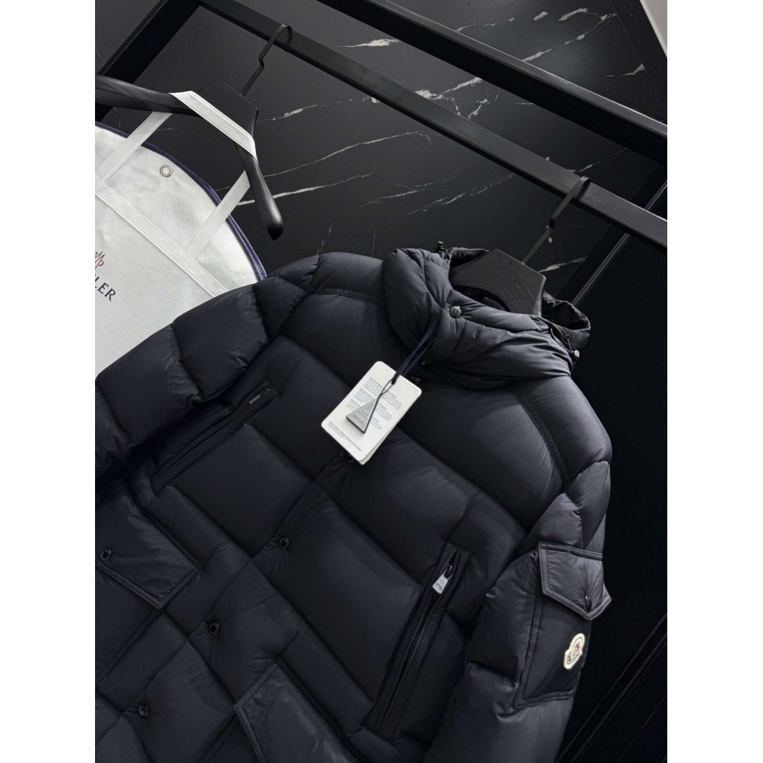 ブラック ロングシルエット ウィンターアウター MONCLER モンクレール コピー フーデッドダウン アーバンカジュアル