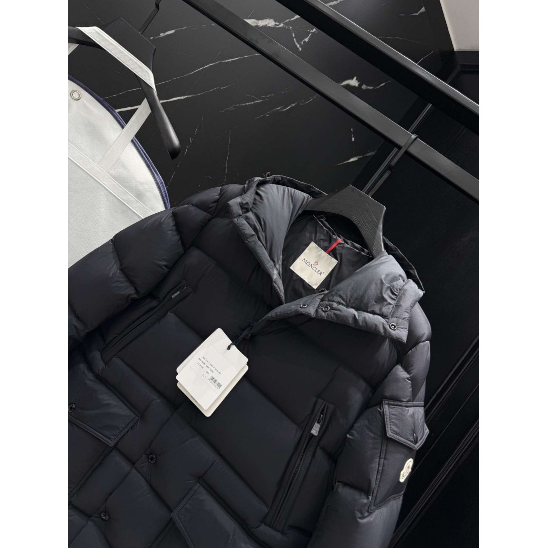 ブラック ロングシルエット ウィンターアウター MONCLER モンクレール コピー フーデッドダウン アーバンカジュアル