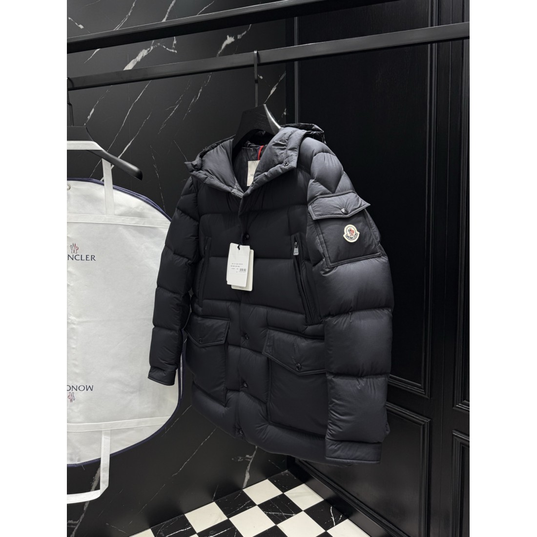ブラック ロングシルエット ウィンターアウター MONCLER モンクレール コピー フーデッドダウン アーバンカジュアル