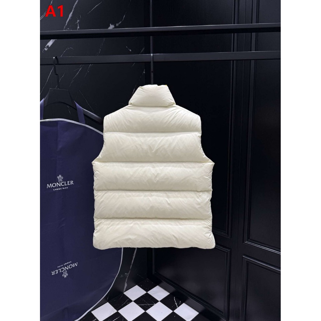スポーティー コントラストカラー仕様 MONCLER モンクレール コピー パファーベスト デイリーカジュアル