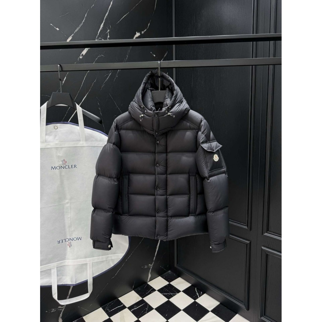 配色ショルダー テックアクセント フード付き MONCLER モンクレール コピー ダウンジャケット アーバンスポーツ