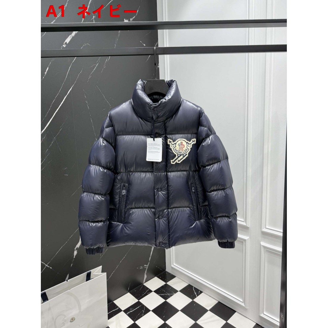 シャイニー仕様 アイコンワッペン フード付き MONCLER モンクレール コピー ダウンジャケット アーバンストリート