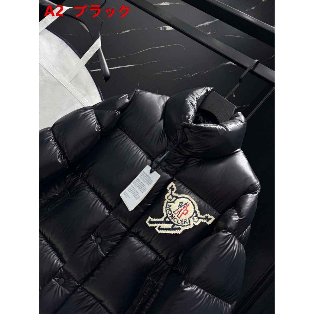 シャイニー仕様 アイコンワッペン フード付き MONCLER モンクレール コピー ダウンジャケット アーバンストリート