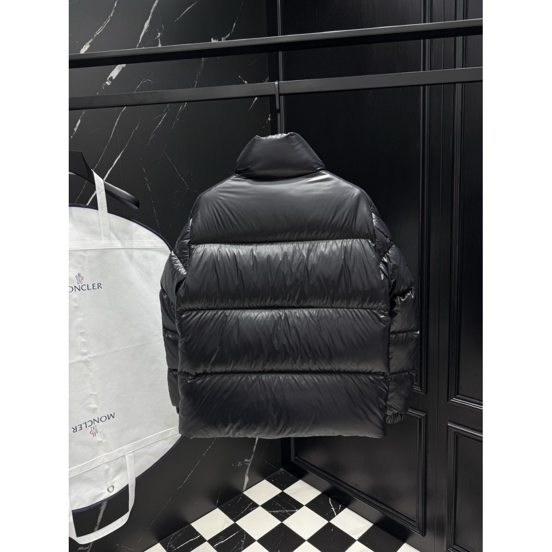シャイニー仕様 アイコンワッペン フード付き MONCLER モンクレール コピー ダウンジャケット アーバンストリート