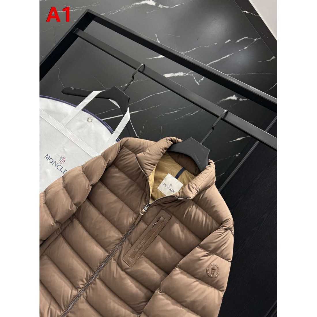 都会派 ミニマルスポーツ仕様 ショートダウン MONCLER モンクレール コピー ダウンジャケット デイリーカジュアル