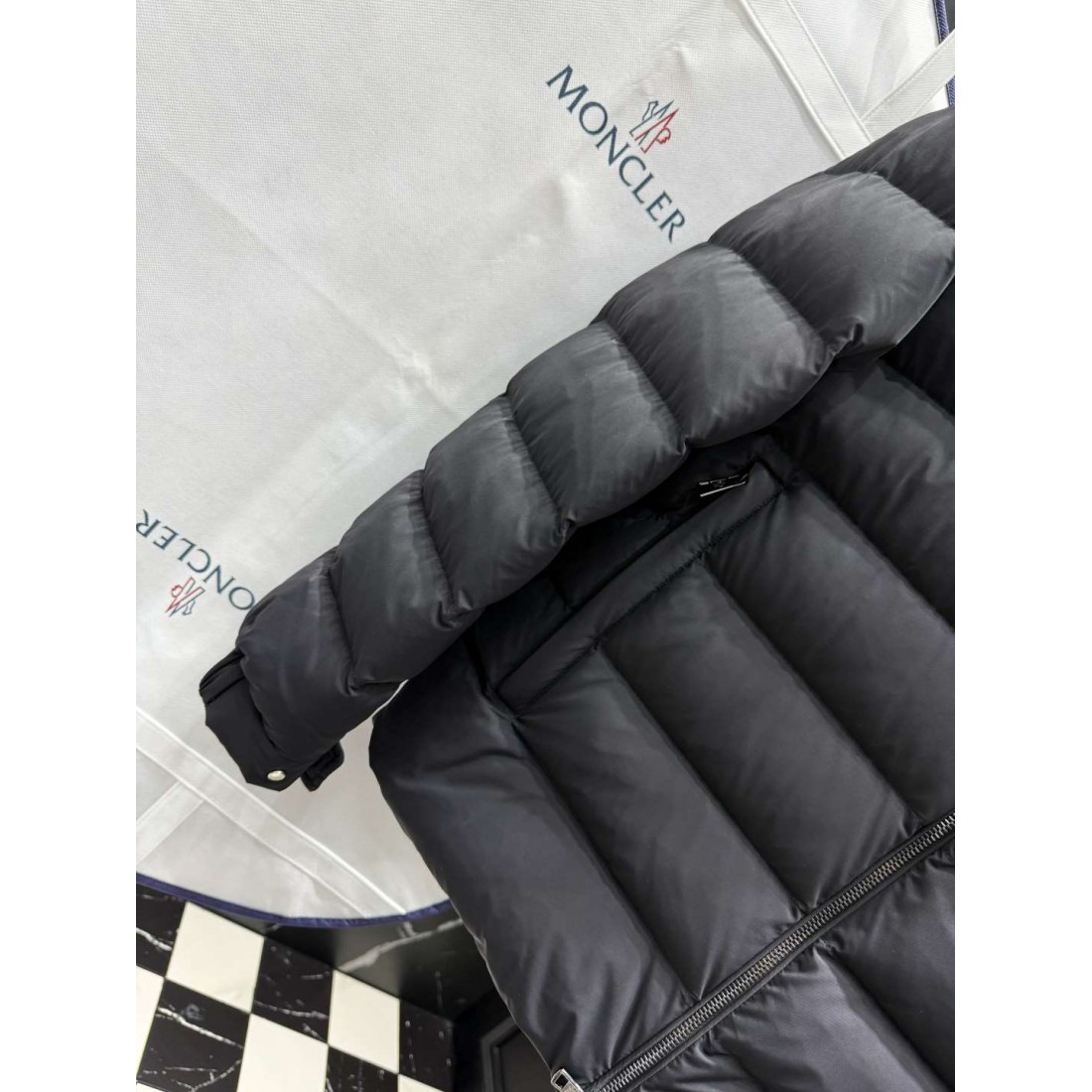 都会派 ミニマルスポーツ仕様 ショートダウン MONCLER モンクレール コピー ダウンジャケット デイリーカジュアル