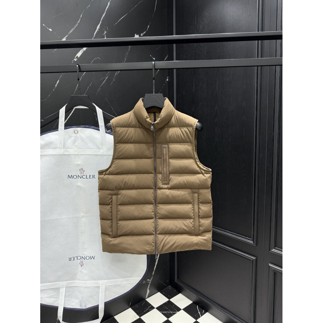 軽快レイヤード ショートシルエット MONCLER モンクレール コピー パファーベスト デイリーカジュアル